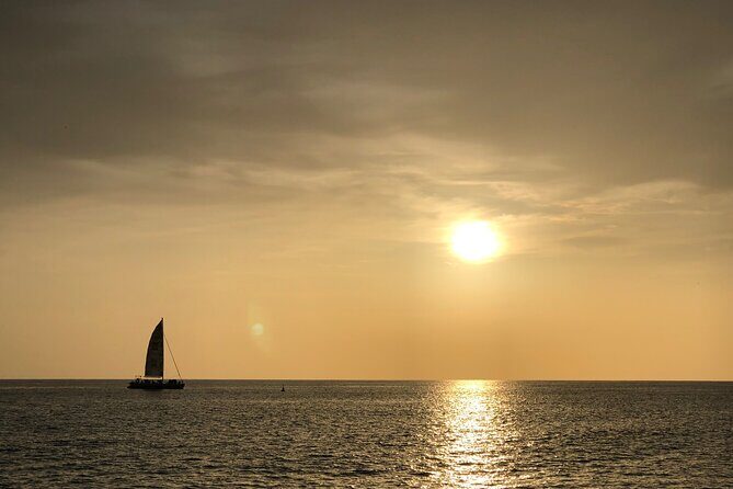 Bubbly Sunset Cruise - What’s served onboard: warm snacks and an open bar that stays moving