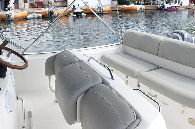 Rent White Shark 265 - Meeting point in Marigot: smooth start, less stress